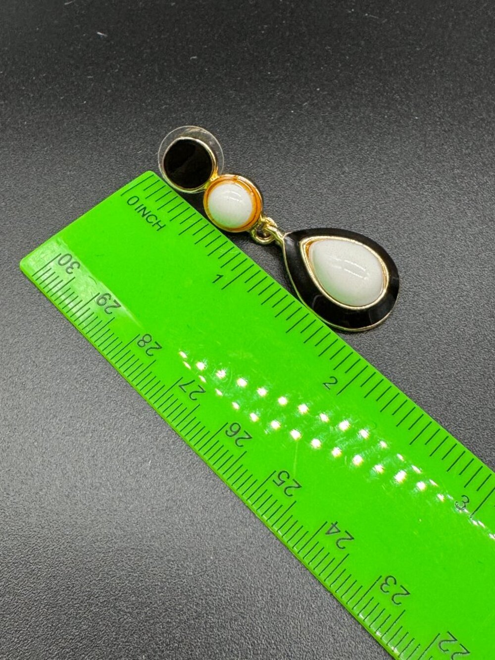 Vintage Gold Tone Pierced Earrings Dangling Black and White *read* - Picture 6 of 7